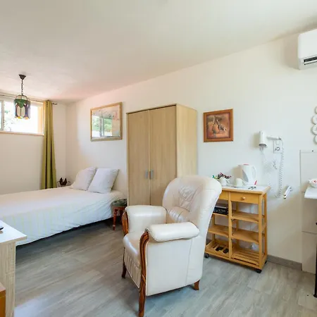 Sarl Chateau Arago Bed & Breakfast Fauguerolles